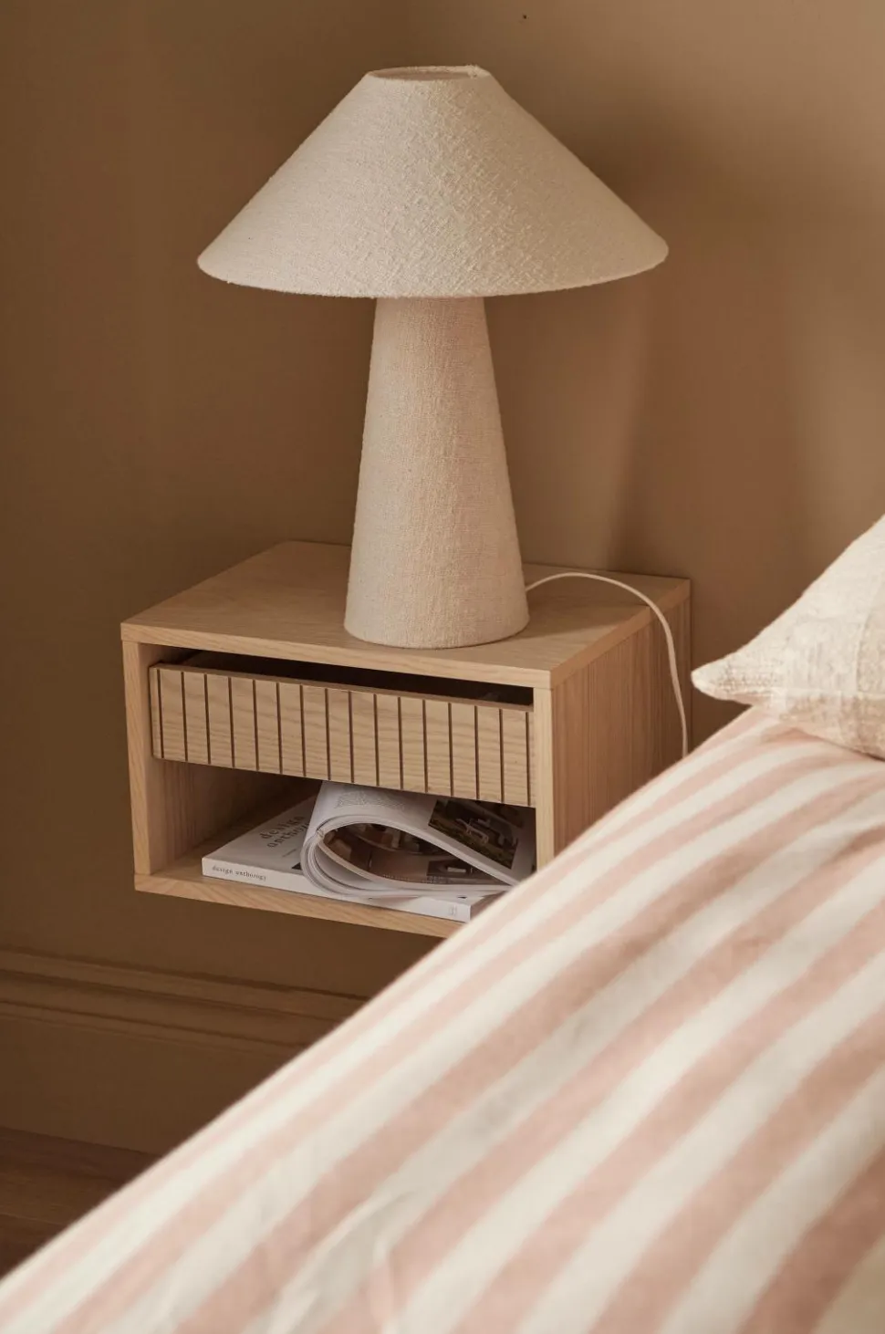 Ellos Home Sengebord / Væghylde Bedsidetable/storage Roma